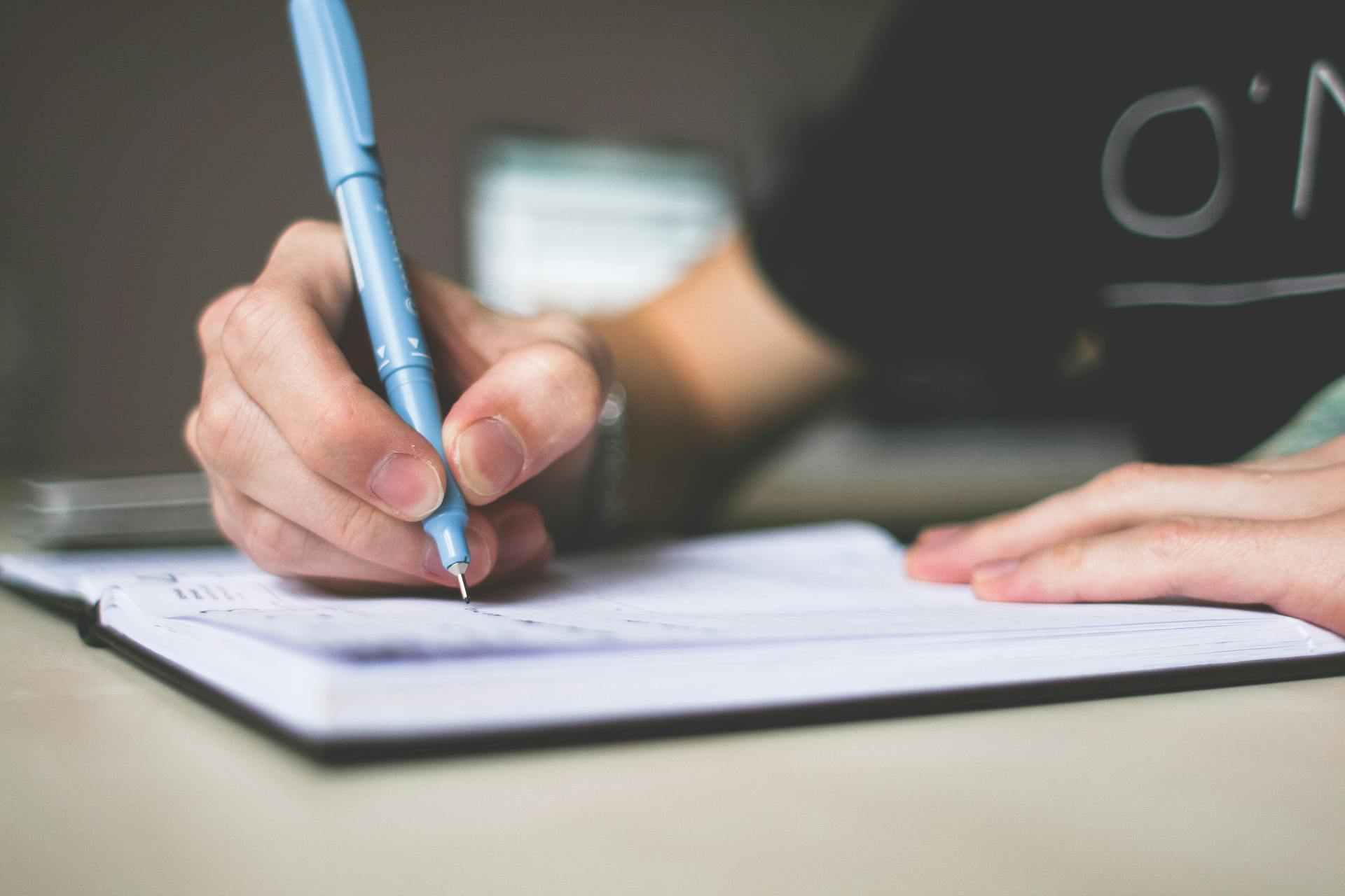 Orthographe français, règles d’accord sujet-verbe, accords participe passé, homophones fréquents, conjugaison des temps simples, conjugaison des temps composés, accords adjectif-nom, pluriel des noms composés, négation correcte, élision et apostrophe, usage du subjonctif, concordance des temps, accents aigus et graves, cédille et tréma, traits d’union, majuscules et ponctuation, syntagmes et liaison, règles d’orthographe lexicale, dérivation des mots, préfixes et suffixes, orthographe des verbes irréguliers, accords avec “en”, accords avec “que”, infinitif versus participe, orthographe des nombres, noms propres et toponymes, grammaire normative, relecture méthodique, dictées ciblées, exercices de mémorisation, fiches de révision thématiques, suivi de progression personnalisé
