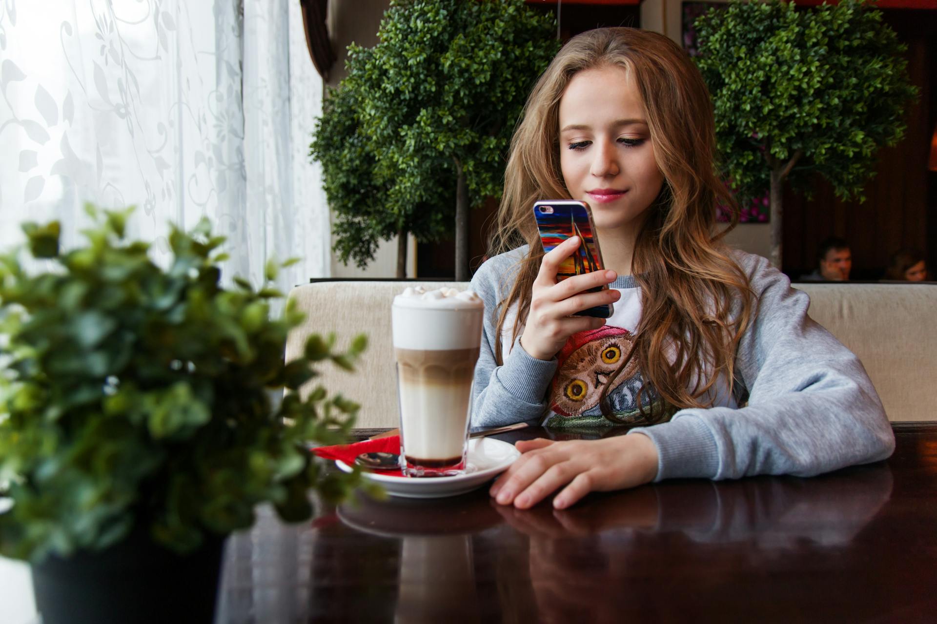applications apprendre français, apps FLE, application mobile FLE, apprentissage ludique, vocabulaire, grammaire, conjugaison, immersion linguistique, quiz interactifs, dictées en ligne, exercices audio, suivi de progression, notifications d’apprentissage, flashcards, reconnaissance vocale, supports vidéo, tutoriels, tests de niveau, parcours personnalisé, dialogues interactifs, gamification, community learning, accessibilité offline, correction automatique, apprentissage asynchrone, modules thématiques, interface intuitive, ressources multimédias, coaching virtuel, immersion culturelle