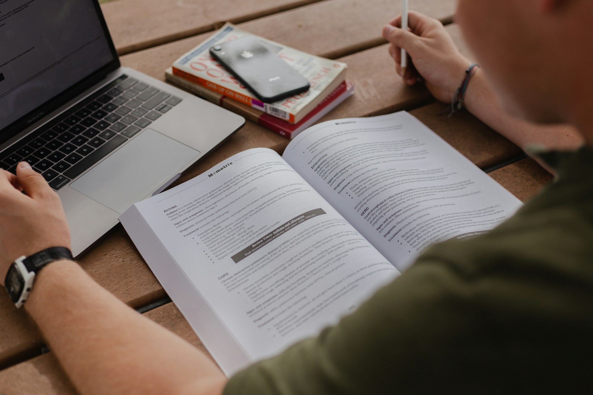 apprendre le français seul, guide autodidacte, apprentissage autonome, ressources gratuites, applications mobiles, sites FLE, ebooks pédagogiques, podcasts français, vidéos éducatives, fiches de grammaire, fiches de vocabulaire, exercices interactifs, dictées en ligne, tests de niveau, plan d’étude personnalisé, répétition espacée, shadowing, immersion linguistique, tutoriels YouTube, quiz en ligne, flashcards, communautés d’apprenants, tutorat virtuel, supports PDF, suivi de progression, stratégies de mémorisation, méthodes actives, études de cas, coaching en ligne, évaluation régulière, exercices de traduction, journaux simplifiés, ateliers de conversation, feedback correctif, immersion culturelle, pratique quotidienne, ressources multimédias, modules thématiques, immersion audio, autoévaluation