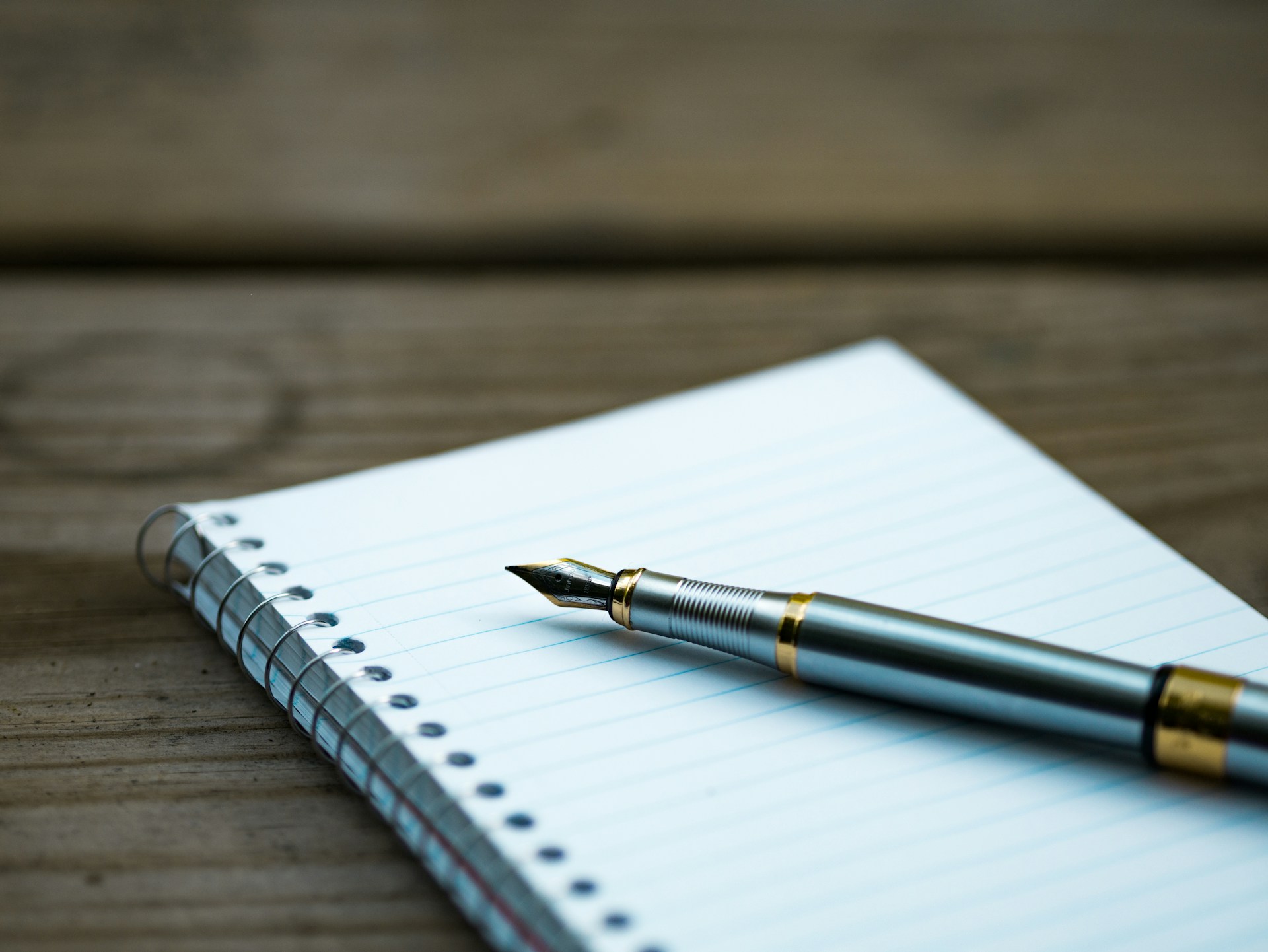 Orthographe français, règles d’accord sujet-verbe, accords participe passé, homophones fréquents, conjugaison des temps simples, conjugaison des temps composés, accords adjectif-nom, pluriel des noms composés, négation correcte, élision et apostrophe, usage du subjonctif, concordance des temps, accents aigus et graves, cédille et tréma, traits d’union, majuscules et ponctuation, syntagmes et liaison, règles d’orthographe lexicale, dérivation des mots, préfixes et suffixes, orthographe des verbes irréguliers, accords avec “en”, accords avec “que”, infinitif versus participe, orthographe des nombres, noms propres et toponymes, grammaire normative, relecture méthodique, dictées ciblées, exercices de mémorisation, fiches de révision thématiques, suivi de progression personnalisé