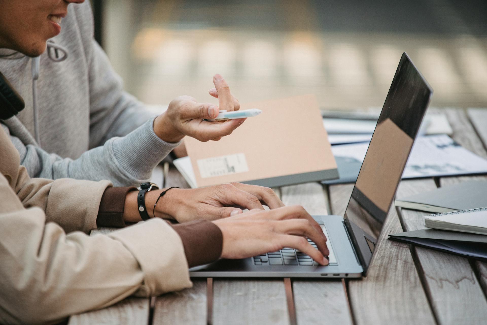 tuteur IA, tuteur IA ChatGPT, apprentissage du français, exercices linguistiques, dialogue interactif, quiz conjugaison, compréhension orale, correction instantanée, textes personnalisés, reformulation, construction de vocabulaire, simulation de conversation, explication de grammaire, feedback immédiat, parcours adaptatif, autonomie apprenant, e‑learning, formation langues, blended learning, Qualiopi, CPF, RNCP, ORSYS, Cegos, CNAM, Paris, Lyon, Marseille, Toulouse, Lille, Nantes, Strasbourg, Bordeaux, Montpellier, Rennes