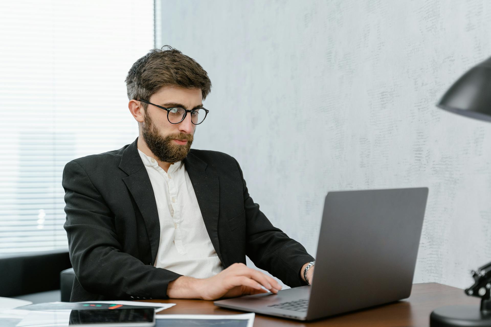 français numérique, vocabulaire tech, terminologie digitale, glossaire digital, anglicismes tech, franglais à éviter, charte éditoriale, rédaction technique, communication professionnelle, lexique IT, IA générative, cloud computing, SaaS, API REST, microservices, cybersécurité, data literacy, data analytics, UX UI, SEO, SEA, growth hacking, agile, scrum, product management, DevOps, DevSecOps, no-code, low-code, CRM, ERP, réseaux sociaux, email professionnel, nétiquette, ton de voix, localisation EN-FR, traduction technique, style guide, e-learning, blended learning, bootcamp, webinar, présentiel, à distance, Qualiopi, CPF, RNCP, Paris, Lyon, Marseille, Toulouse, Lille, Nantes, Strasbourg, Bordeaux, Montpellier, Rennes, ORSYS, Cegos, CNAM