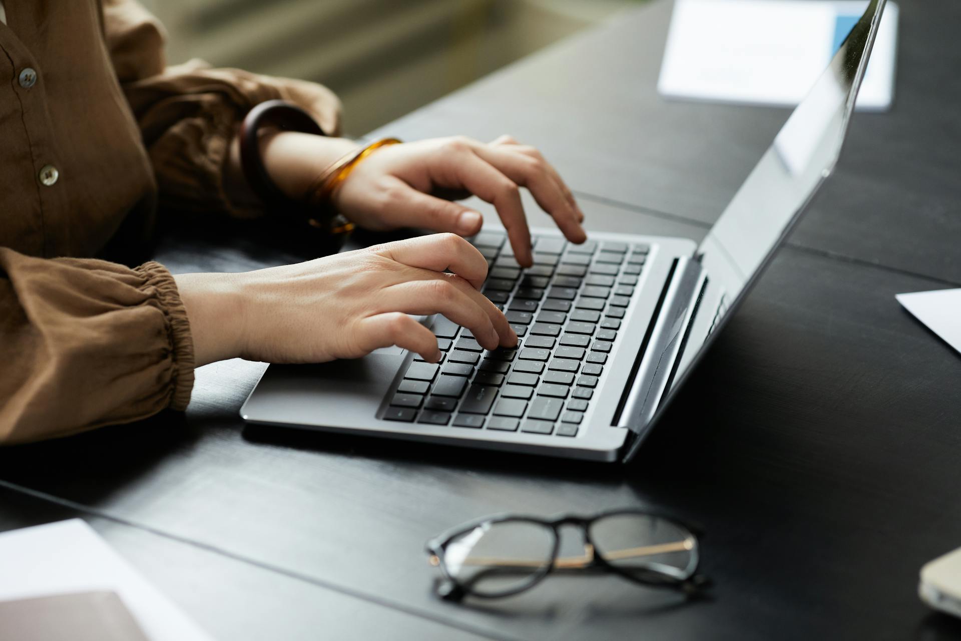 écriture créative, atelier d’écriture, storytelling, narration, structure en trois actes, arc narratif, construction de personnages, dialogues percutants, point de vue narratif, voix d’auteur, style et ton, figures de style, métaphores, rythme narratif, scénarisation, roman, nouvelle, poésie, copywriting, écriture web SEO, e-learning, blended learning, webinar, présentiel, Qualiopi, CPF, RNCP, Paris, Lyon, Marseille, Toulouse, Lille, Nantes, Strasbourg, Bordeaux, Montpellier, Rennes, ORSYS, Cegos, CNAM, écriture créative française