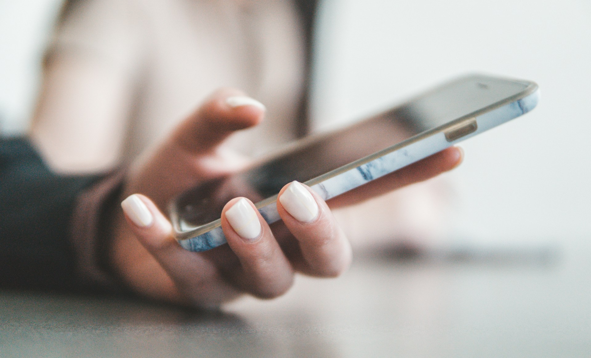 français des réseaux sociaux, abréviations internet, expressions web, argot en ligne, emojis signification, acronymes FR, mdr ptdr tkt jsp gg, DM MP RT thread hashtag, caption, ton de voix, call to action, engagement, conversions, écriture inclusive, néologismes, orthographe, netiquette, modération, FLE, community management, TikTok Instagram X Facebook Snapchat YouTube, stories reels, CTR ER CPM, UGC, brand safety, accessibilité, lisibilité mobile