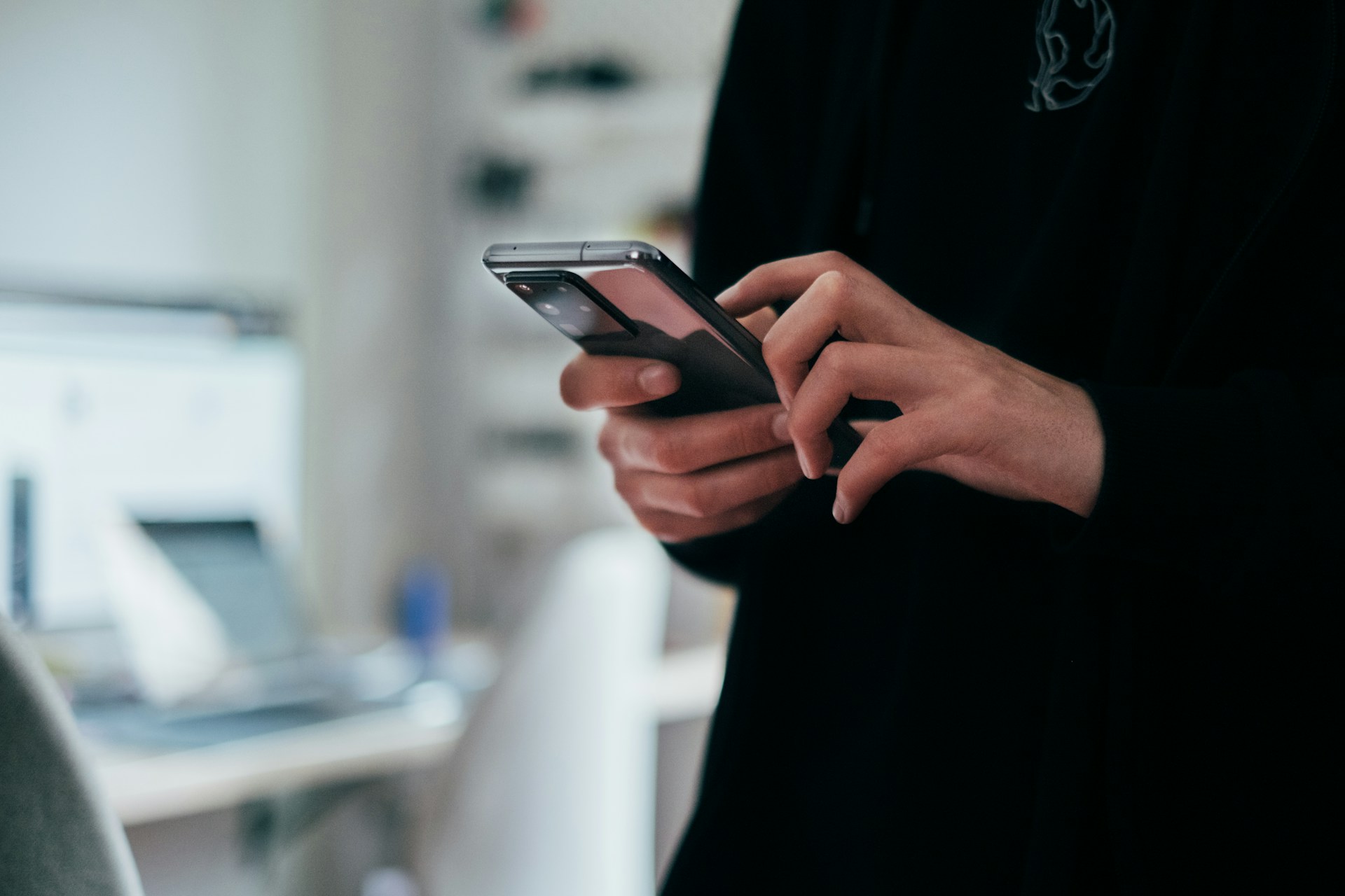 français des réseaux sociaux, abréviations internet, expressions web, argot en ligne, emojis signification, acronymes FR, mdr ptdr tkt jsp gg, DM MP RT thread hashtag, caption, ton de voix, call to action, engagement, conversions, écriture inclusive, néologismes, orthographe, netiquette, modération, FLE, community management, TikTok Instagram X Facebook Snapchat YouTube, stories reels, CTR ER CPM, UGC, brand safety, accessibilité, lisibilité mobile