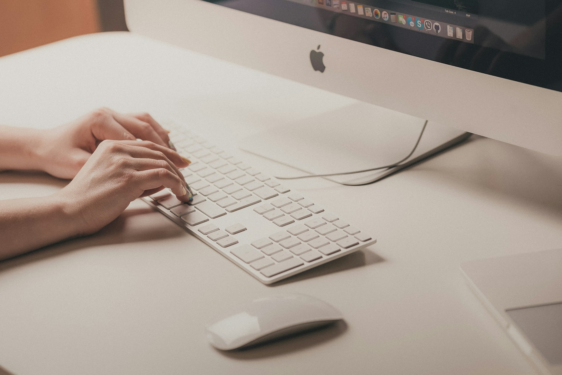 français numérique, vocabulaire tech, terminologie digitale, glossaire digital, anglicismes tech, franglais à éviter, charte éditoriale, rédaction technique, communication professionnelle, lexique IT, IA générative, cloud computing, SaaS, API REST, microservices, cybersécurité, data literacy, data analytics, UX UI, SEO, SEA, growth hacking, agile, scrum, product management, DevOps, DevSecOps, no-code, low-code, CRM, ERP, réseaux sociaux, email professionnel, nétiquette, ton de voix, localisation EN-FR, traduction technique, style guide, e-learning, blended learning, bootcamp, webinar, présentiel, à distance, Qualiopi, CPF, RNCP, Paris, Lyon, Marseille, Toulouse, Lille, Nantes, Strasbourg, Bordeaux, Montpellier, Rennes, ORSYS, Cegos, CNAM
