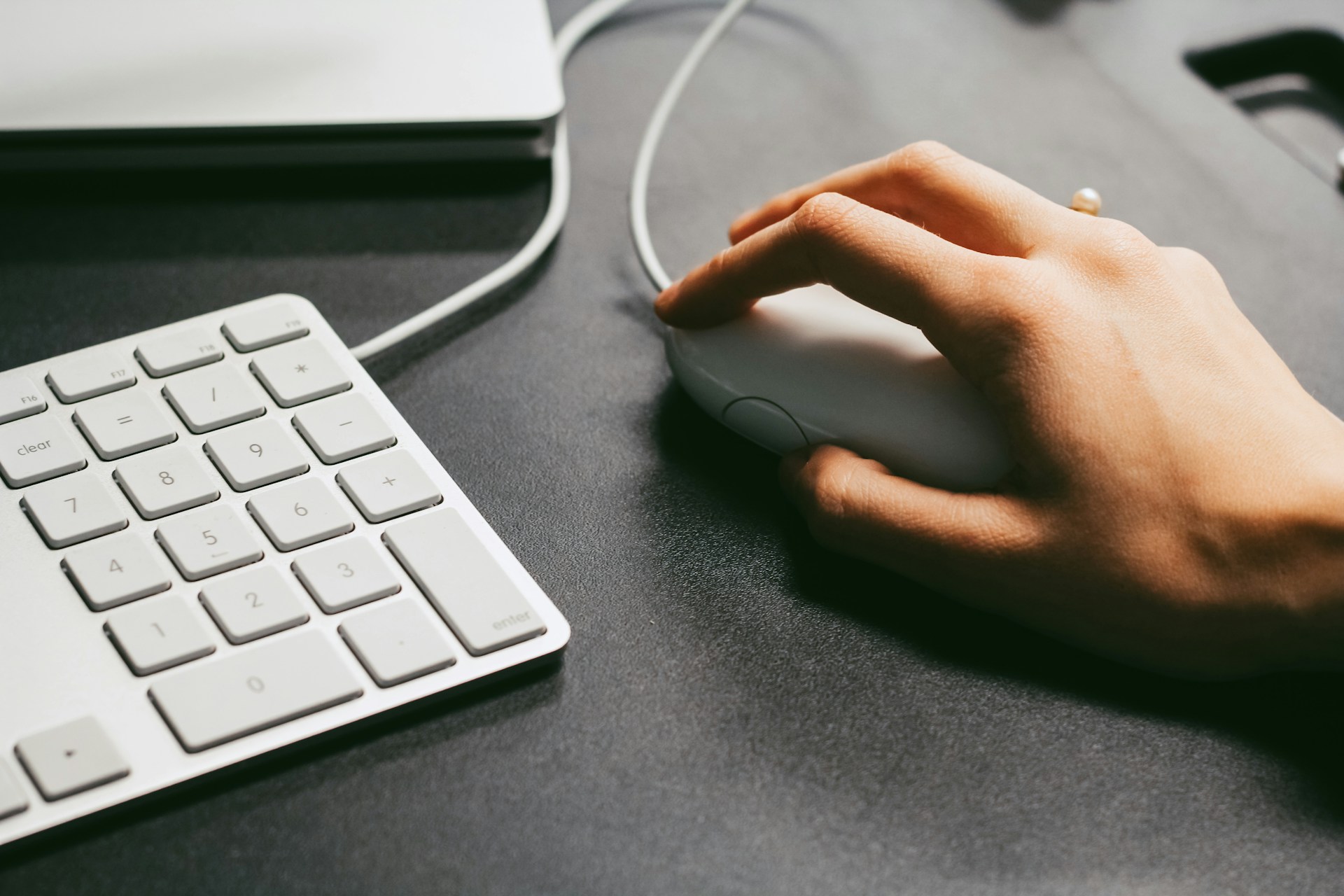 français numérique, vocabulaire tech, terminologie digitale, glossaire digital, anglicismes tech, franglais à éviter, charte éditoriale, rédaction technique, communication professionnelle, lexique IT, IA générative, cloud computing, SaaS, API REST, microservices, cybersécurité, data literacy, data analytics, UX UI, SEO, SEA, growth hacking, agile, scrum, product management, DevOps, DevSecOps, no-code, low-code, CRM, ERP, réseaux sociaux, email professionnel, nétiquette, ton de voix, localisation EN-FR, traduction technique, style guide, e-learning, blended learning, bootcamp, webinar, présentiel, à distance, Qualiopi, CPF, RNCP, Paris, Lyon, Marseille, Toulouse, Lille, Nantes, Strasbourg, Bordeaux, Montpellier, Rennes, ORSYS, Cegos, CNAM